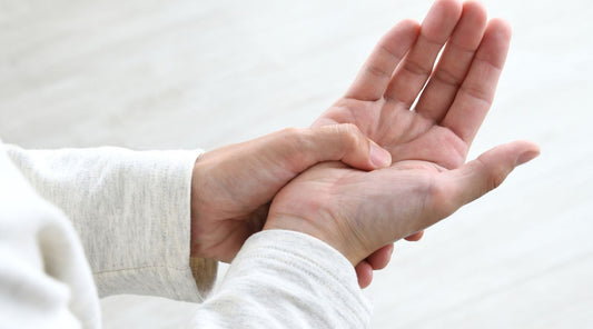 Hand mit Druckpunkt am Handgelenk, Akupressur gegen Schmerzen