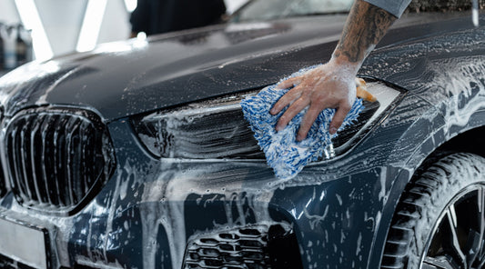 Auto wird mit Schwamm und Schaum gründlich gewaschen