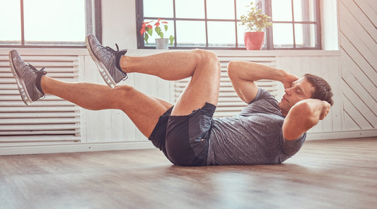Mann macht Fahrrad-Crunches Bauchtraining