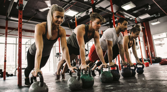 Männer und Frauen beim Training im Fitnessstudio
