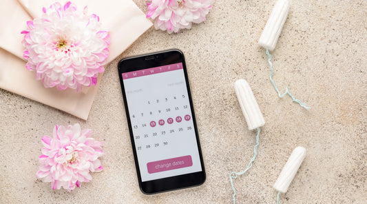Menstruationskalender-App mit Tampons und Blumen Cycle Syncing