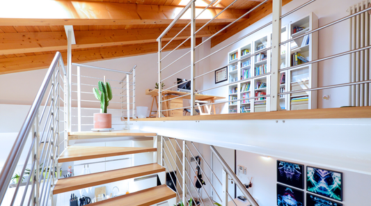 Modernes Homeoffice Loft mit Treppe und Arbeitsplatz im Dachgeschoss