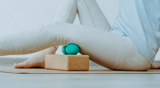 Faszientraining mit Doppelball und Yogablock zur Muskelentspannung im Oberschenkelbereich