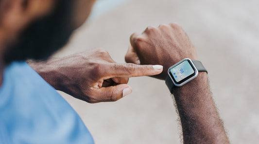 Mann checkt Herzfrequenz auf Smartwatch beim Training