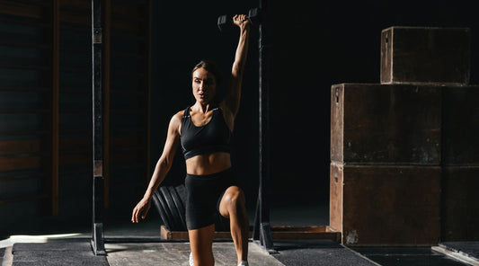 Frau im Fitnessstudio mit Hantel
