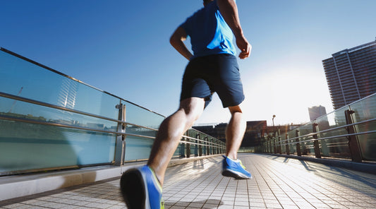 Jogger läuft über moderne Stadtbrücke bei Sonnenschein