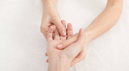 Akupressur-Behandlung an der Hand – ganzheitliche Regeneration nach dem Krafttraining