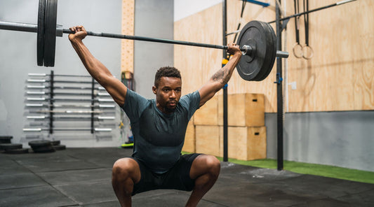 Athlet macht Gewichtheben mit Langhantel im Fitnessstudio