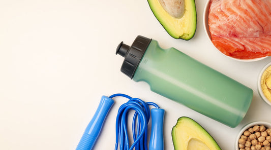 Fitness-Flatlay mit Trinkflasche, Springseil, Avocado und Lachs
