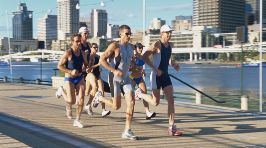 Triathleten beim Lauftraining am Wasser