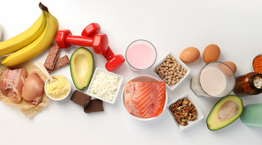 Gesunde Fitness-Lebensmittel und Eiweißquellen auf weißem Hintergrund