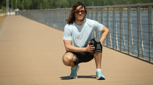 Sportler mit Knieschmerzen nach dem Joggen