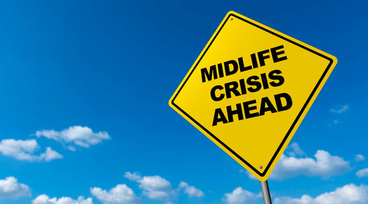 Warnschild Midlife Crisis Ahead vor blauem Himmel