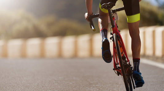 Sportler fährt Rennrad auf Asphaltstraße