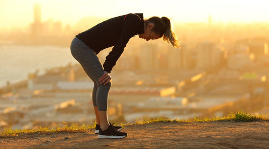 Erschöpfte Joggerin nach dem Training