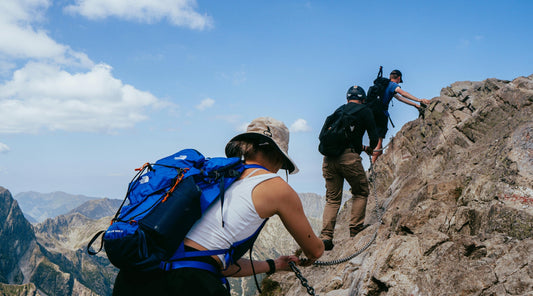 Wanderer klettern auf felsigem Bergpfad
