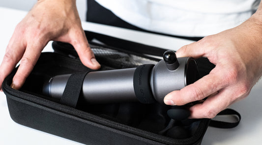 Schallwellen Massagegerät wird aus Transporttasche genommen