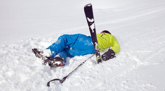 Gestürzter Skifahrer liegt im Schnee