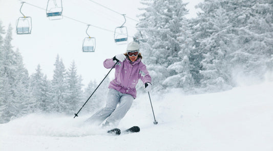 Skifahrer mit Schienbeinschmerzen im Tiefschnee