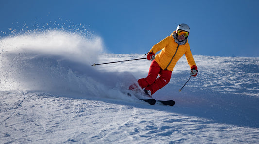 Skifahrer mit Pulverschnee