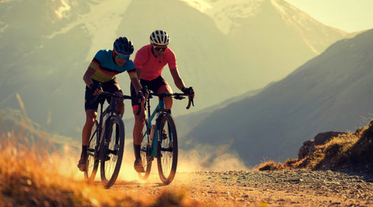 Mountainbiker fahren im Gelände bei Sonnenuntergang