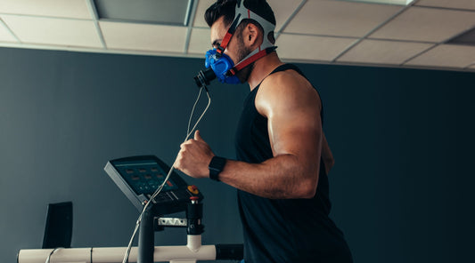 Sportler führt Spiroergometrie-Test auf Laufband durch