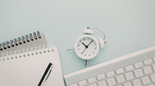 Schreibtisch mit Uhr für Trainingsplanung und Zeitmanagement