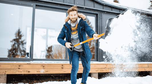 Ein lächelnder Mann in warmer Winterkleidung