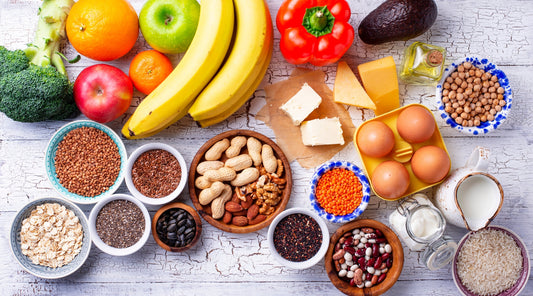 Gesunde Lebensmittel für ausgewogene Ernährung auf Holztisch