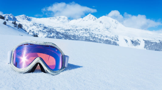 Wintersportler mit Muskelverspannungen durch Kälte