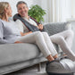 Weihnachtsgeschenk Fuß-Massagegerät von OrthoMechanik auf Sofa.